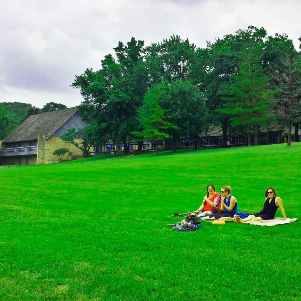 pere marquette lodge front lawn picnic